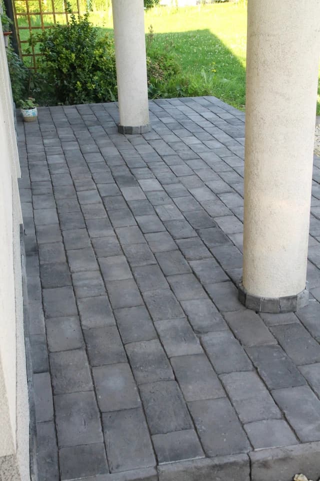 Terrassenplatte Zement Graphit 1,5 cm – L: 13,5 cm x H: 27 cm x D: 3,5 cm