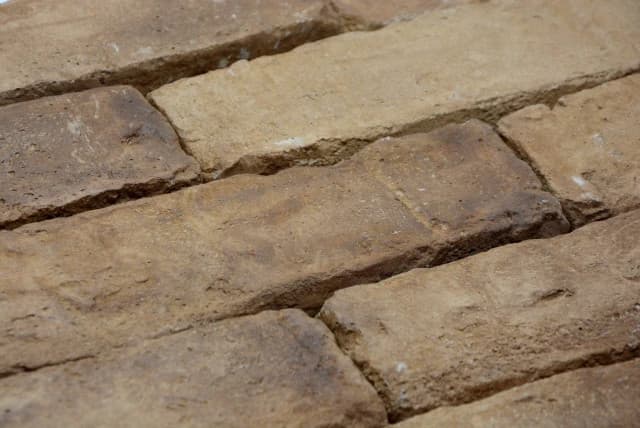 Antiker Terrassenziegel beigebraun – L: 6,5 cm x H: 27 cm x St: 3,5 cm