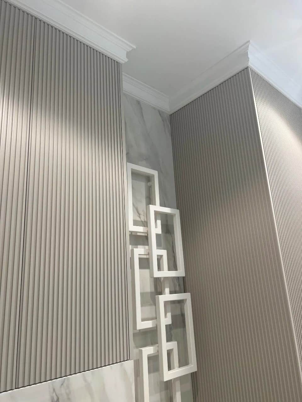 Comment Poser une Corniche de Plafond : Guide Complet Étape par Étape