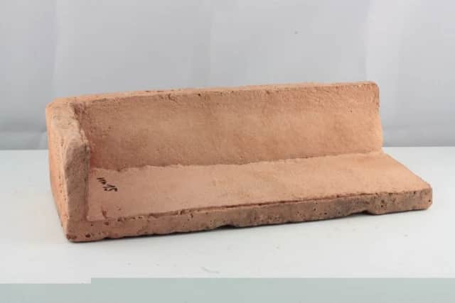Appui de fenêtre/bord d'escalier, finition arrondie de 1,5 cm à droite