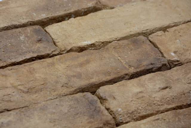 Brique de terrasse ancienne beige brun – L : 6.5 cm x H : 27 cm x Ep : 3.5 cm